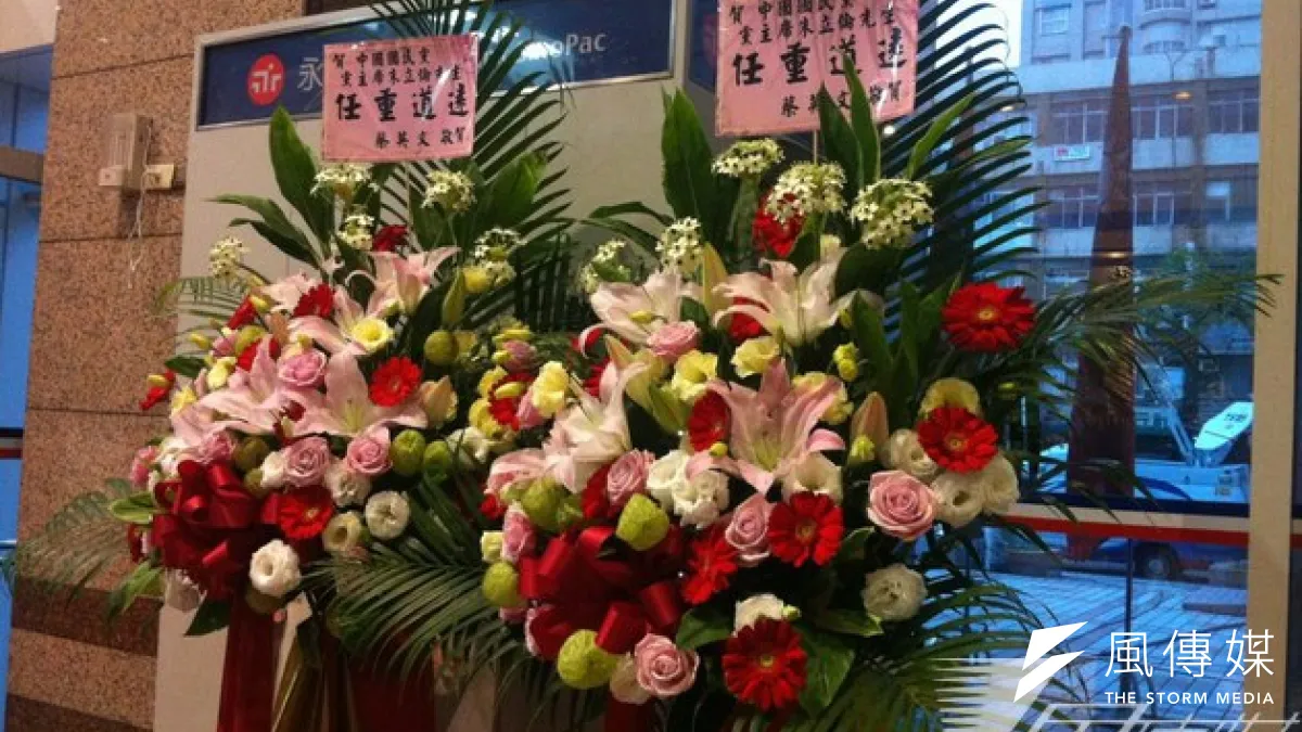 國民黨黨主席選舉,朱立倫篤定當選,才剛結束投票,民進黨黨主席蔡英文的花籃已經送到。(張文馨攝)