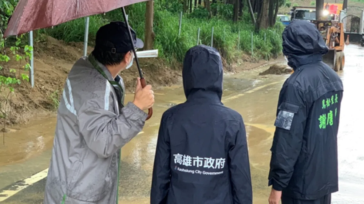 高雄市環保局長張瑞琿親自視察積淹水情形。(圖/高雄市環保局提供)