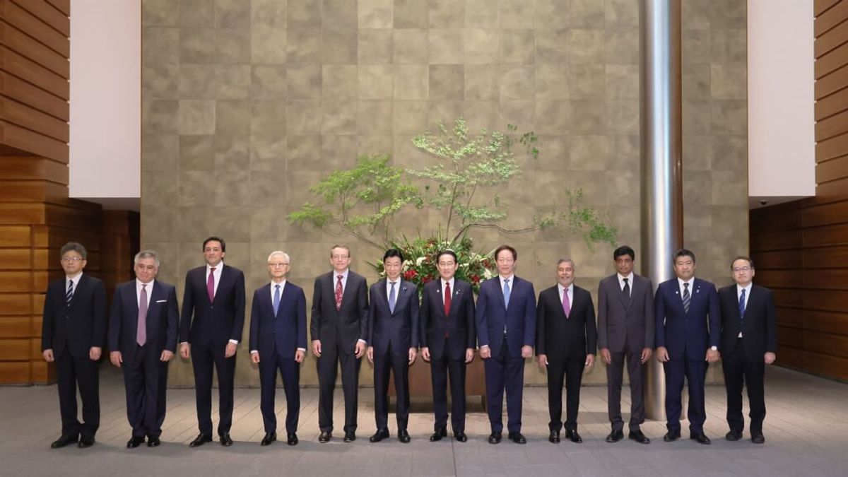 日本首相岸田文雄(右6)邀請台積電董事長劉德音(右5)、英特爾執行長季辛格(左5)等半導體大廠高層會談。(翻攝自日本首相官邸網頁kantei.go.jp) 日本首相岸田文雄(右6)邀請台積電董事長劉德音(右5)、英特爾執行長季辛格(左5)等半導體大廠高層會談。(翻攝自日本首相官邸網頁kantei.go.jp)