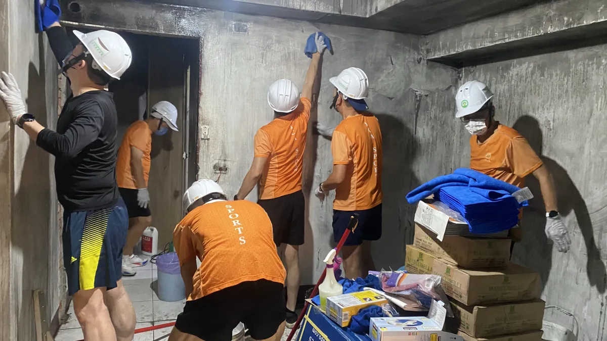 公會成員親力親為一起幫忙修繕清潔。(圖/高市社會局提供)