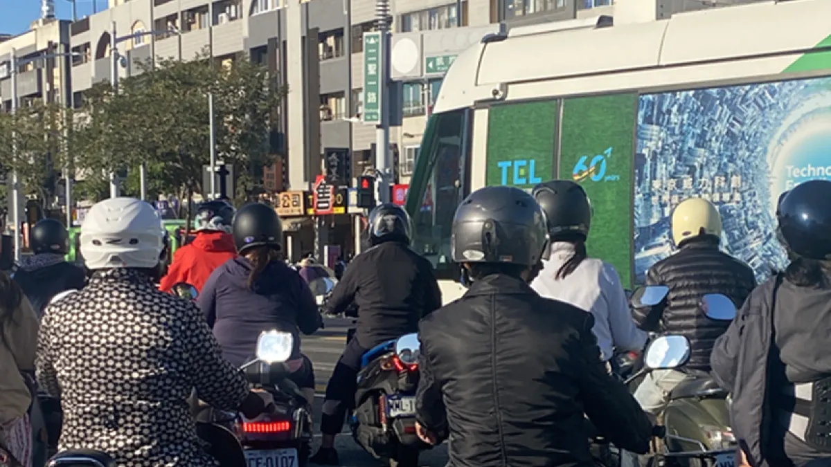 高雄輕軌12/9發生車禍。(圖/記者爆料網)