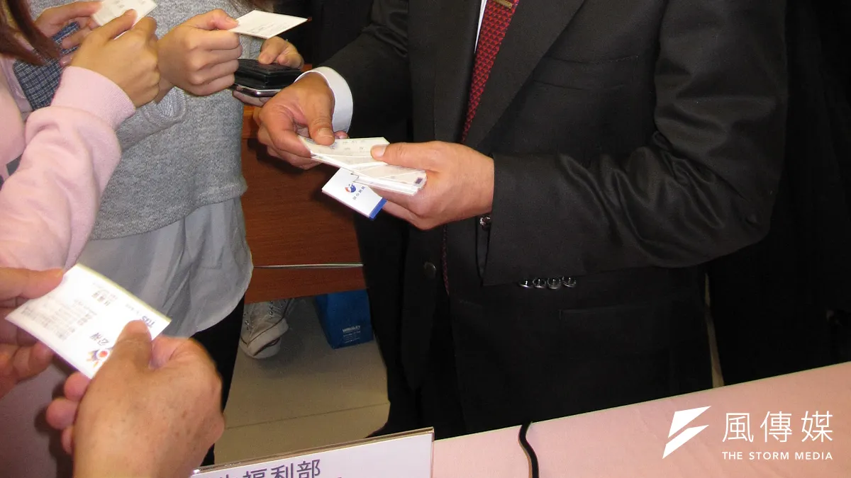 平日拘謹少言的陳時中今天新任衛福部長,露出笑容與媒體交換名片,展顯好心情。(黃天如攝)