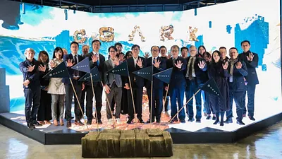 亞灣人才培育基地「CG ARK夢想方舟」開幕插旗亞灣(大合影)。(圖/高市府經發局提供)