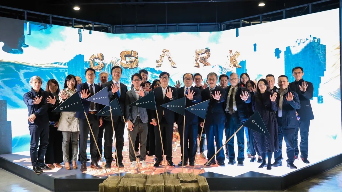 亞灣人才培育基地「CG ARK夢想方舟」開幕插旗亞灣(大合影)。(圖/高市府經發局提供)