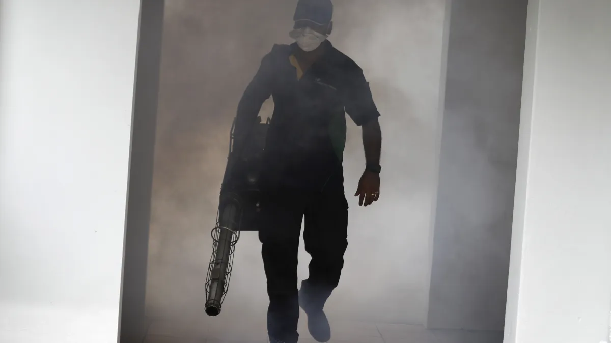 台灣茲卡病毒疫情出現第8例,圖為新加坡政府1日派出消毒人員在住宅區進行消毒。(資料照,美聯社)