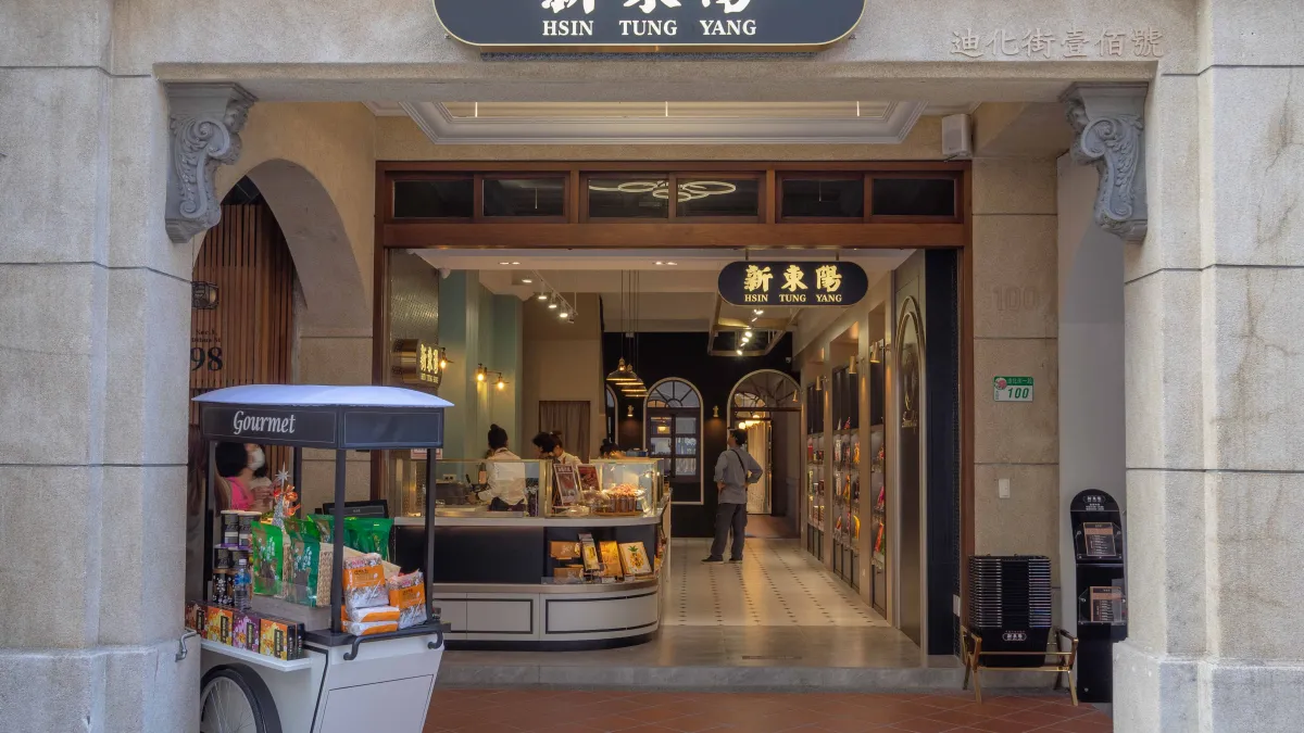 新東陽迪化店提供客製化現炒肉鬆服務,希望擺脫較傳統的品牌印象。(新東陽提供)