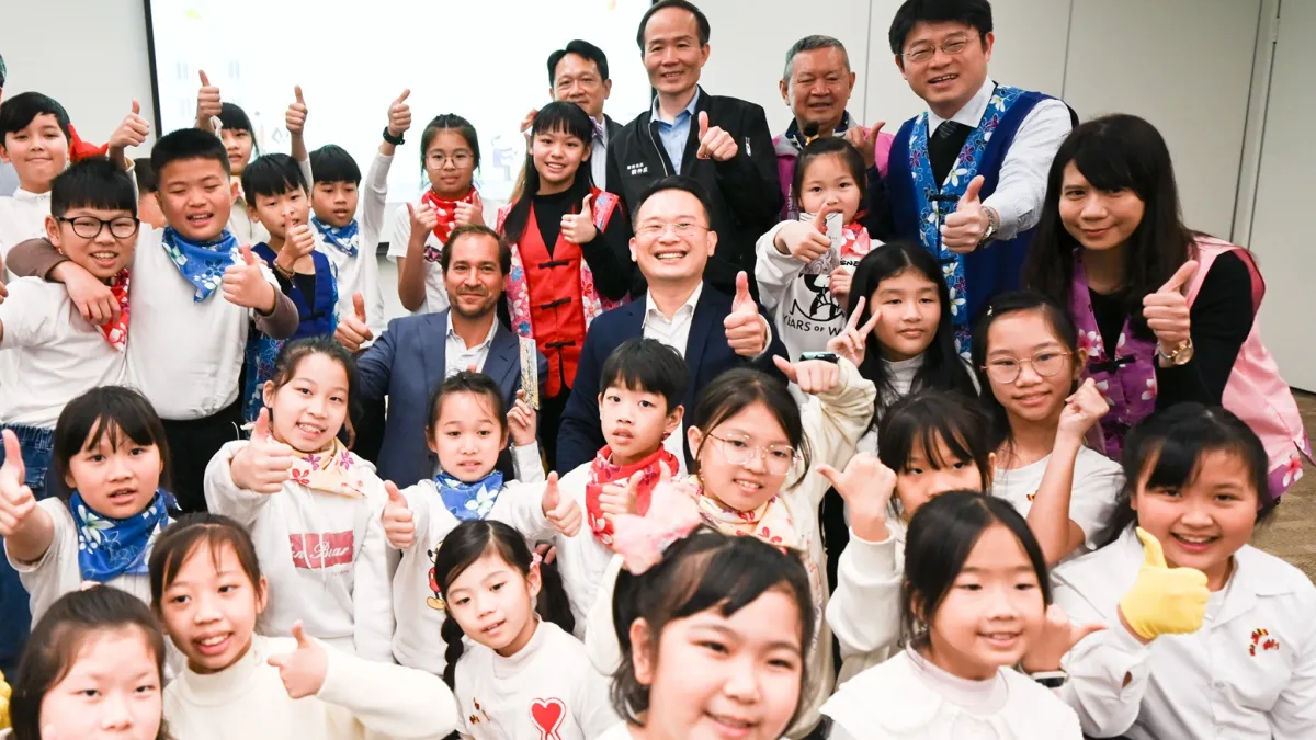桃園法語月開跑!桃園市副市長蘇俊賓和比利時代表處處長馬徹跟小朋友合影。(圖/桃園市政府提供)