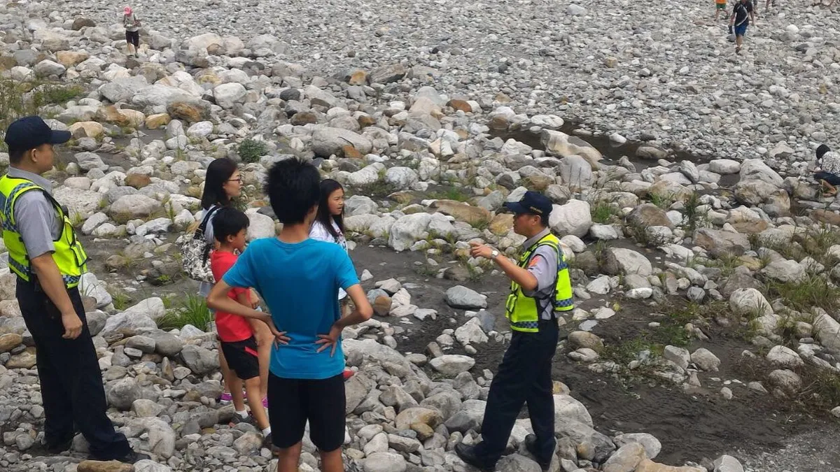 防範溺水事件 警方勸離大甲溪戲水民眾