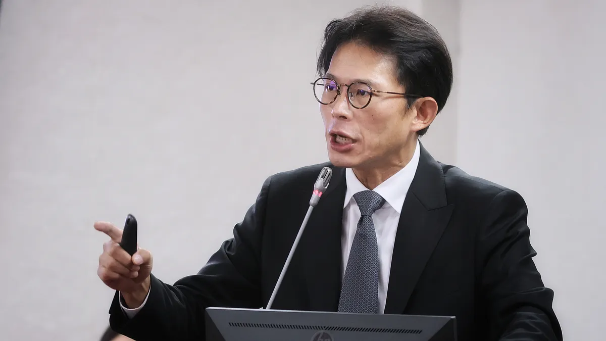 立委黃國昌17日在立法院質詢。(柯承惠攝) 立委黃國昌17日在立法院質詢。(柯承惠攝)