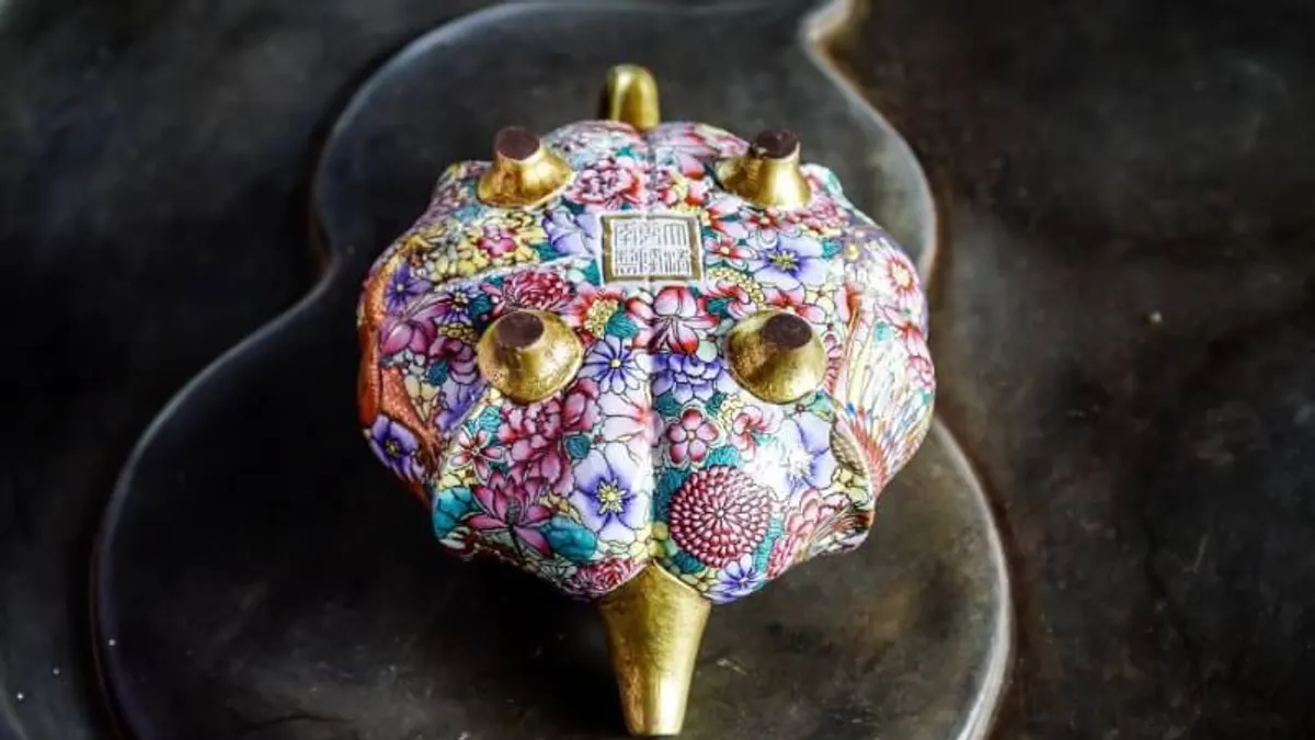 琺瑯彩海棠式龍鳳呈祥紫砂壺,為乾隆年間所制,藏品保存極緻,紫砂繪龍鳳紋百花錦地滿彩琺瑯,海棠式壺型勻整秀雅,百花繪製錦簇慎密,一雙龍鳳飽滿有神,畫工線條陰陽交錯,急緩有序,一絲不苟。(圖/三希薈一張嚴提供) 琺瑯彩海棠式龍鳳呈祥紫砂壺,為乾隆年間所制,藏品保存極緻,紫砂繪龍鳳紋百花錦地滿彩琺瑯,海棠式壺型勻整秀雅,百花繪製錦簇慎密,一雙龍鳳飽滿有神,畫工線條陰陽交錯,急緩有序,一絲不苟。(圖/三希薈一張嚴提供)