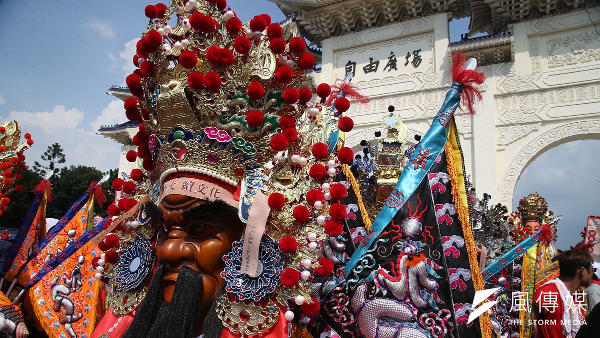 「史上最大科,眾神上凱道」活動下午2時開始繞境,但因參與的宮廟數量太多,導致行程延誤。(陳明仁攝) 「史上最大科,眾神上凱道」活動下午2時開始繞境,但因參與的宮廟數量太多,導致行程延誤。(陳明仁攝)