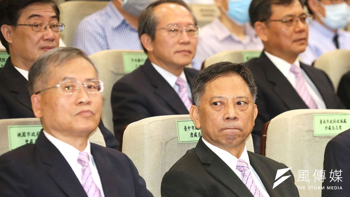 台中市政府新任政風處長詹政曇(前排右)8月25日在法務部宣誓就職,但他態度低調。(柯承惠攝) 台中市政府新任政風處長詹政曇(前排右)8月25日在法務部宣誓就職,但他態度低調。(柯承惠攝)