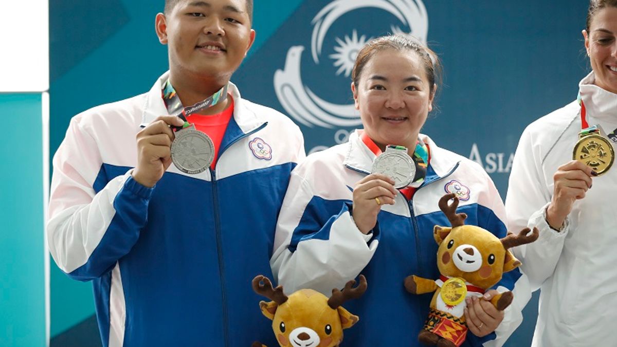 台灣射擊好手楊昆弼、林怡君今天聯手在雅加達-巨港亞洲運動會的不定向飛靶混合團體賽決賽射下42分,獲得銀牌。 (美聯社) 台灣射擊好手楊昆弼、林怡君今天聯手在雅加達-巨港亞洲運動會的不定向飛靶混合團體賽決賽射下42分,獲得銀牌。 (美聯社)