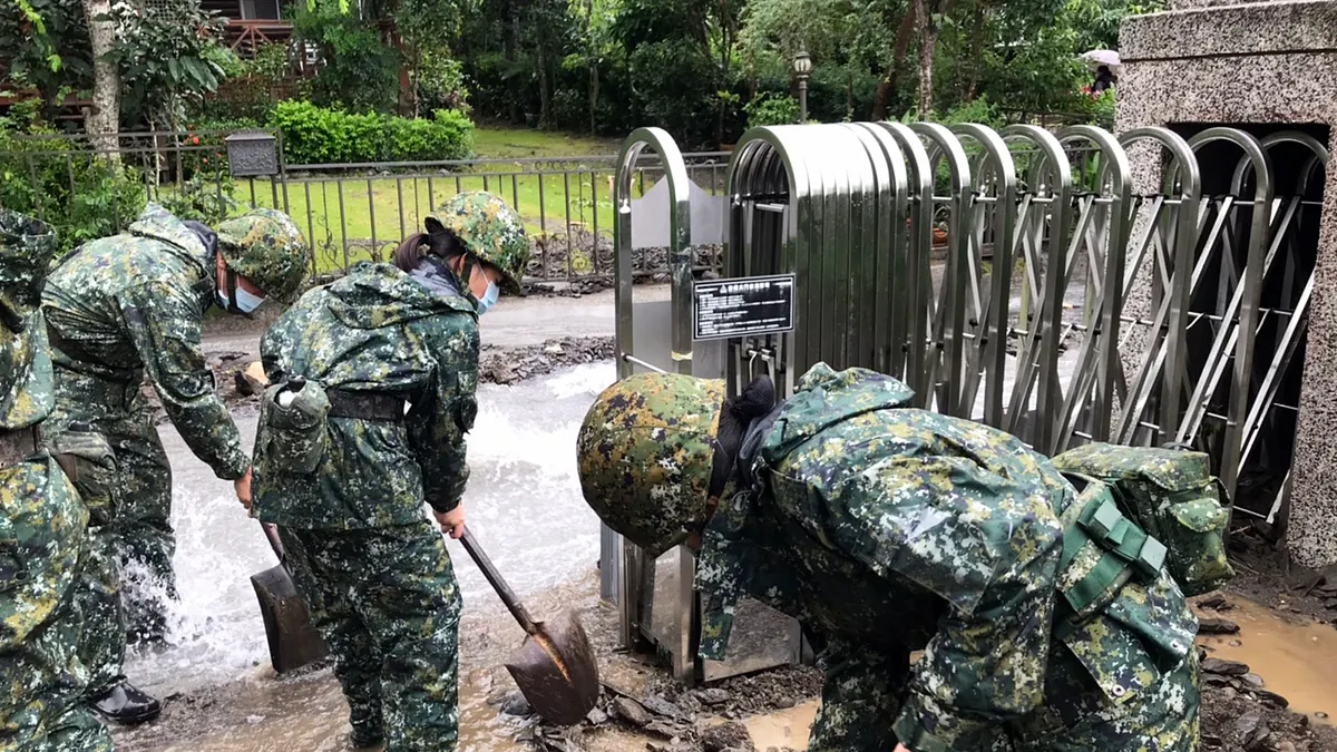 國軍第4作戰區派遣人力170餘人、車輛機具10多部,協助地方清除土石淤泥等災後復原工作。(第4作戰區提供)