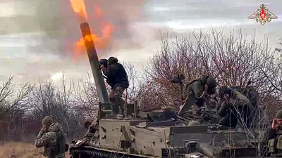 2025年2月4日。俄羅斯士兵用2S4自走迫擊砲「Tyulpan」向烏克蘭陣地開火。(Russian Defense Ministry Press Service via AP)