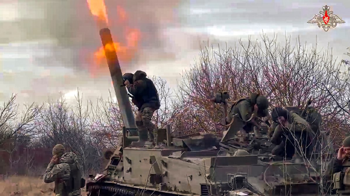 2025年2月4日。俄羅斯士兵用2S4自走迫擊砲「Tyulpan」向烏克蘭陣地開火。(Russian Defense Ministry Press Service via AP) 2025年2月4日。俄羅斯士兵用2S4自走迫擊砲「Tyulpan」向烏克蘭陣地開火。(Russian Defense Ministry Press Service via AP)