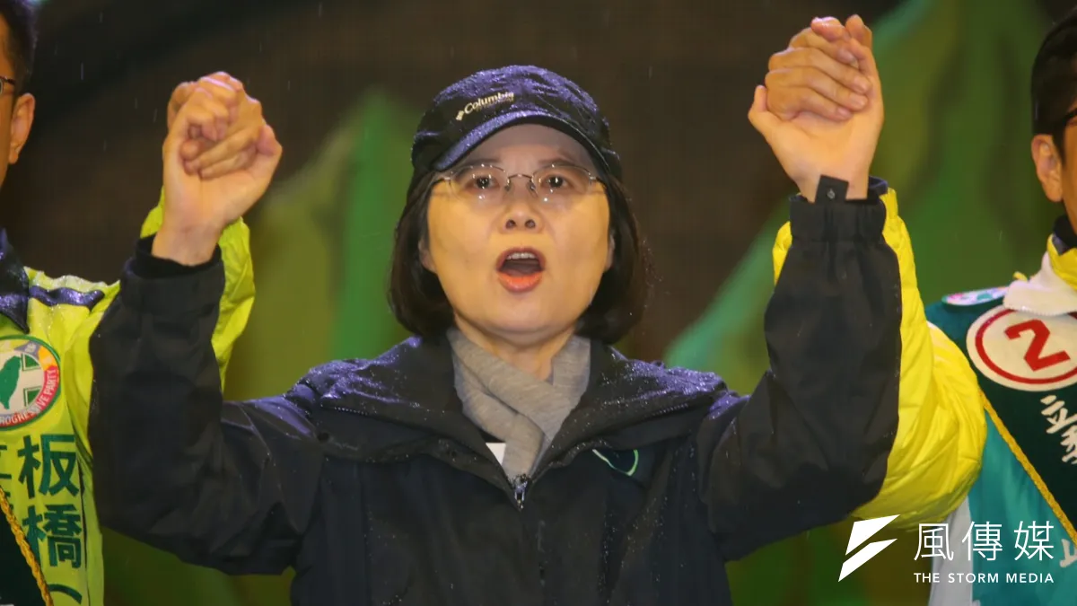 民進黨總統候選人蔡英文、副總統候選人陳建仁,選前最後一夜出席新北市造勢晚會。(蔡耀徵攝)