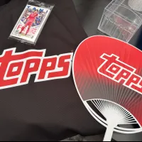 17年ぶりに復活し三浦知良の出場で沸いたJリーグオールスターにて、Toppsが特設ブースを初出展し、実使用ユニフォーム展示や無料配布でファンに新たな体験を提供した。(写真/黃信維撮影) 17年ぶりに復活し三浦知良の出場で沸いたJリーグオールスターにて、Toppsが特設ブースを初出展し、実使用ユニフォーム展示や無料配布でファンに新たな体験を提供した。(写真/黃信維撮影)