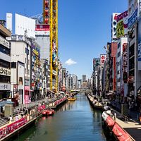 大阪・道頓堀で大規模火災が発生。消防隊員2人が殉職し、4人が搬送された。現場は観光客で騒然となり、人気ラーメン店「一蘭 道頓堀本館」も臨時休業となった。(画像/nippon.comより) 大阪・道頓堀で大規模火災が発生。消防隊員2人が殉職し、4人が搬送された。現場は観光客で騒然となり、人気ラーメン店「一蘭 道頓堀本館」も臨時休業となった。(画像/nippon.comより)