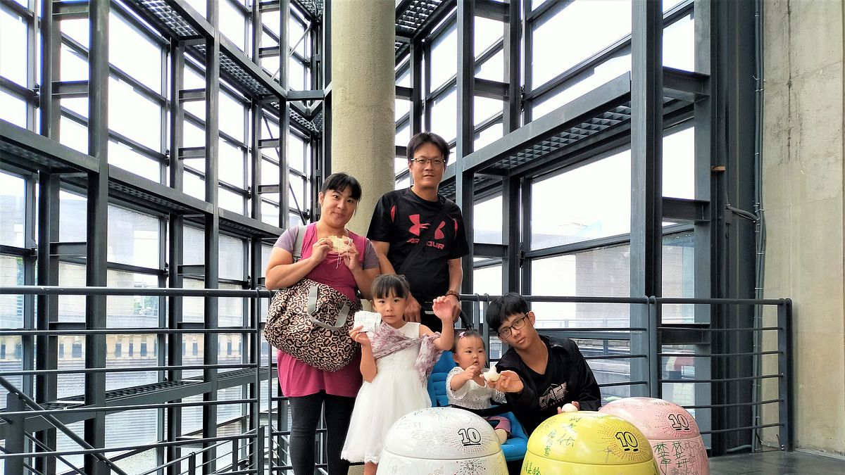 王小姐10年前在陶博館「十年的約定-封藏時空膠囊」活動,許下「希望有車子、有房子,能保護兒子快樂長大」的願望,如今有幸福的家庭生活,十分開心。(圖/鶯歌陶瓷博物館提供) 王小姐10年前在陶博館「十年的約定-封藏時空膠囊」活動,許下「希望有車子、有房子,能保護兒子快樂長大」的願望,如今有幸福的家庭生活,十分開心。(圖/鶯歌陶瓷博物館提供)