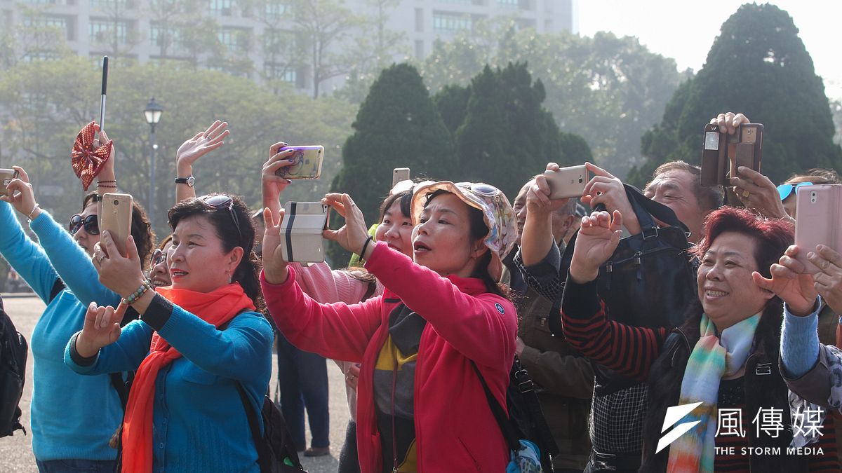 我國觀光遊客數量連3年無大幅變動,如今選後國民黨大勝、中國遊客人數再度看漲,立委表示觀光局應針對陸客流動的不穩定因素提出相關因應措施。(資料照,陳明仁攝) 我國觀光遊客數量連3年無大幅變動,如今選後國民黨大勝、中國遊客人數再度看漲,立委表示觀光局應針對陸客流動的不穩定因素提出相關因應措施。(資料照,陳明仁攝)