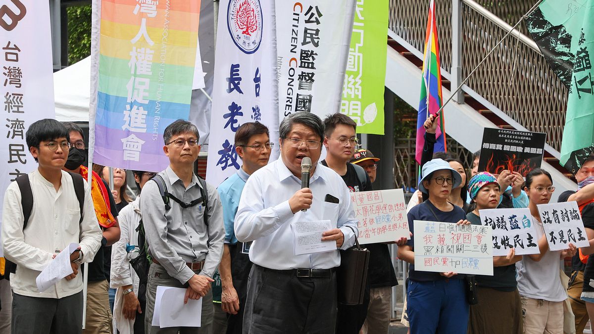經濟民主連合智庫召集人賴中強與數個民團21日舉辦「國會濫權,民主倒退,公民搶救,立院集結」行動。(顏麟宇攝) 經濟民主連合智庫召集人賴中強與數個民團21日舉辦「國會濫權,民主倒退,公民搶救,立院集結」行動。(顏麟宇攝)