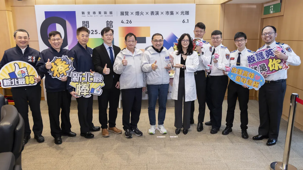 新北消防局獲「2025年亞洲區國際救護競賽(Asian EMS Competition)」冠軍殊榮,獻獎後與市長侯友宜合影。(圖/李梅瑛攝)