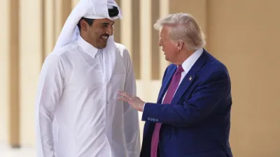 2025年5月14日。卡達國王塔米姆(Emir Sheikh Tamim bin Hamad Al-Thani)與美國總統川普(Donald Trump)在烏代爾空軍基地(Al Udeid Air Base)。 (AP)