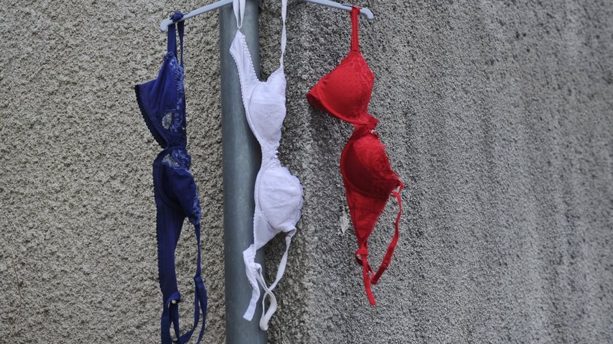 原來難以啟齒的內衣現在成了凸現社會、健康等問題的標誌。英國剛剛結束每年的「無胸罩日」,關注女性乳癌防治問題。是否可以有個「衛生褲日」呢?(BBC中文網) 原來難以啟齒的內衣現在成了凸現社會、健康等問題的標誌。英國剛剛結束每年的「無胸罩日」,關注女性乳癌防治問題。是否可以有個「衛生褲日」呢?(BBC中文網)