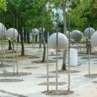水湳經貿園區公共藝術,12顆大小不一的不鏽鋼球體,彷彿從地底緩緩升起的泡泡,靜靜地飄浮在綠意中。(圖/台中市政府) 水湳經貿園區公共藝術,12顆大小不一的不鏽鋼球體,彷彿從地底緩緩升起的泡泡,靜靜地飄浮在綠意中。(圖/台中市政府)
