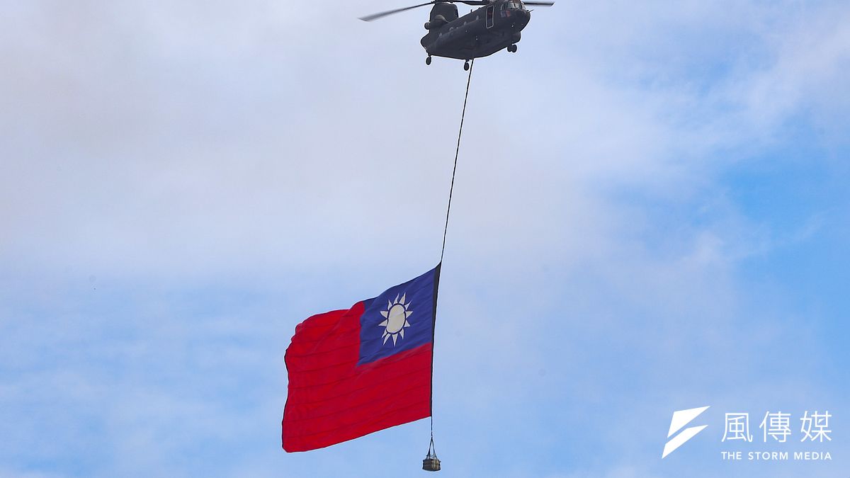 中華民國112年國慶大會,陸軍航特部以直昇機吊掛巨幅國旗行經會場。(顏麟宇攝) 中華民國112年國慶大會,陸軍航特部以直昇機吊掛巨幅國旗行經會場。(顏麟宇攝)