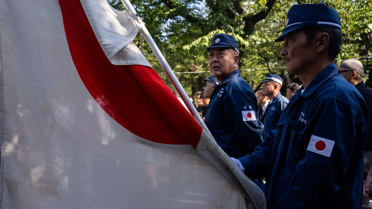 終戰80週年紀念日當天,東京靖國神社再次出現右翼團體參拜。(美聯社) 終戰80週年紀念日當天,東京靖國神社再次出現右翼團體參拜。(美聯社)