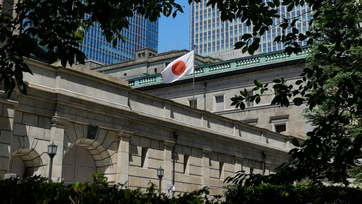 日本銀行は19日、5会合連続で政策金利を据え置いたが、2票の利上げ支持が示されるという意外な展開となった。さらにETF売却計画を発表し、市場に波紋を広げた。(AP通信) 日本銀行は19日、5会合連続で政策金利を据え置いたが、2票の利上げ支持が示されるという意外な展開となった。さらにETF売却計画を発表し、市場に波紋を広げた。(AP通信)