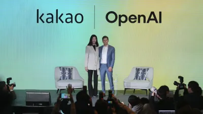 Kakao代表鄭臣雅(左)、OpenAI執行長奧特曼4日在首爾廣場酒店共同舉行記者座談會,並宣佈開展戰略合作。(美聯社)