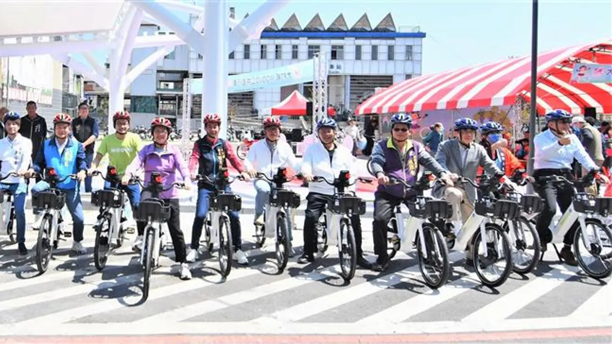 彰化縣長王惠美主持大村鄉MOOVO公共自行車啟用儀式,並跟來賓一起試騎自行車。(圖/彰化縣政府)