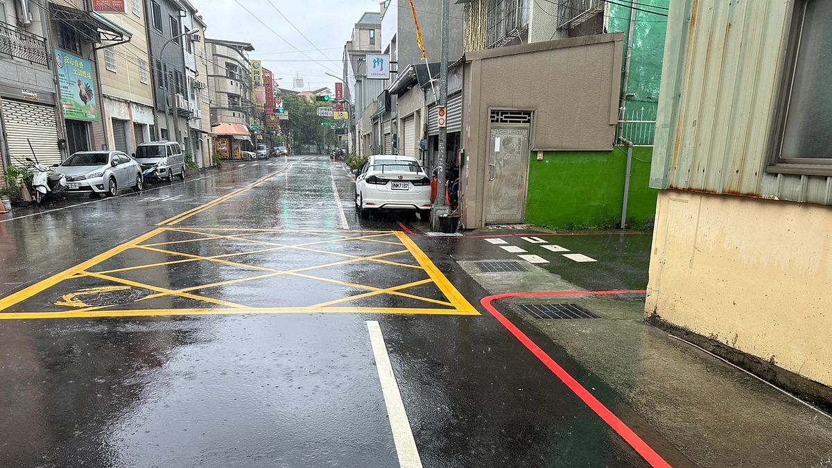 大里區立仁三路及立仁四路口、甲興路周遭常因短延時強降雨而發生積淹水情形,中市水利局進行改善工程已無淹水情形發生。(圖/台中市政府) 大里區立仁三路及立仁四路口、甲興路周遭常因短延時強降雨而發生積淹水情形,中市水利局進行改善工程已無淹水情形發生。(圖/台中市政府)
