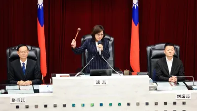 在全體議員努力下,包括「高雄市外送平台業者管理自治條例」、「高雄市住宅及都市更新中心設置自治條例」及「高雄市寵物生命紀念自治條例」等攸關市民福祉之法規提案,皆順利完成審議。(圖/高雄市政府)