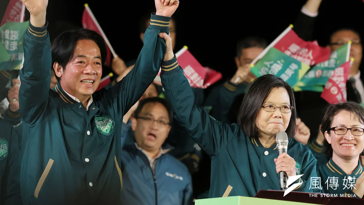 總統蔡英文(中)致詞時高高牽起民進黨總統候選人賴清德(左)的手,呼籲支持者讓賴清德繼續為台灣努力。(柯承惠攝)