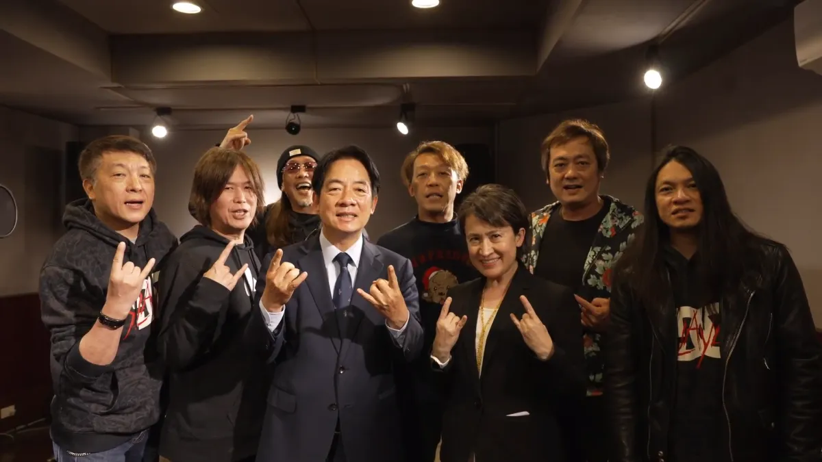 (春節留稿)總統當選人賴清德(前排左三)日前兌現競選期間承諾,與副總統當選人蕭美琴(前排右二)以及樂團董事長樂團至錄音室合唱並拍攝MV。(民進黨提供)