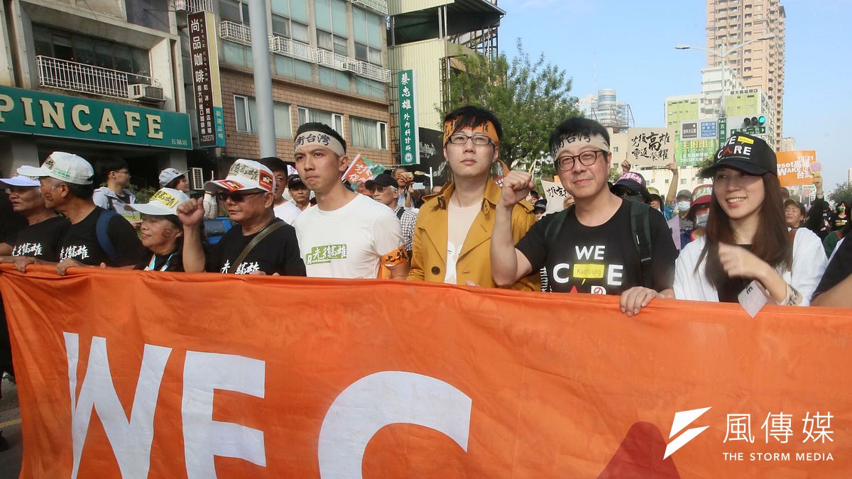 20191221-罷韓遊行21日登場,前高雄市政府文化局局長尹立(右二)也走上街頭。(柯承惠攝) 20191221-罷韓遊行21日登場,前高雄市政府文化局局長尹立(右二)也走上街頭。(柯承惠攝)