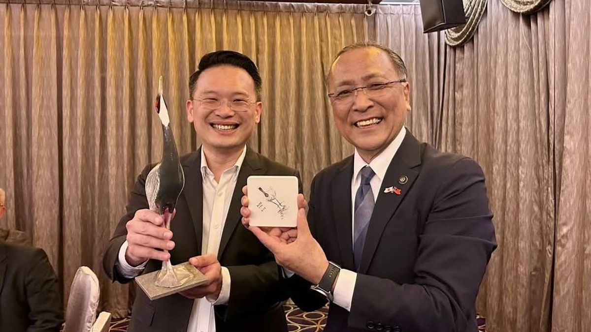 蘇俊賓は特別に手作りの桃園特徴的な渡り鳥のコースターを贈り物として用意し、独創的な都市外交の「秘密兵器」を披露した。(画像/蘇俊賓のフェイスブックより) 蘇俊賓は特別に手作りの桃園特徴的な渡り鳥のコースターを贈り物として用意し、独創的な都市外交の「秘密兵器」を披露した。(画像/蘇俊賓のフェイスブックより)