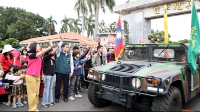 台南市長黃偉哲祝福部隊遷駐關廟新校區順利平安。永康砲校官兵乘坐運輸車緩緩離開舊校區,展開前往關廟新校區的旅程。(圖/台南市府提供)
