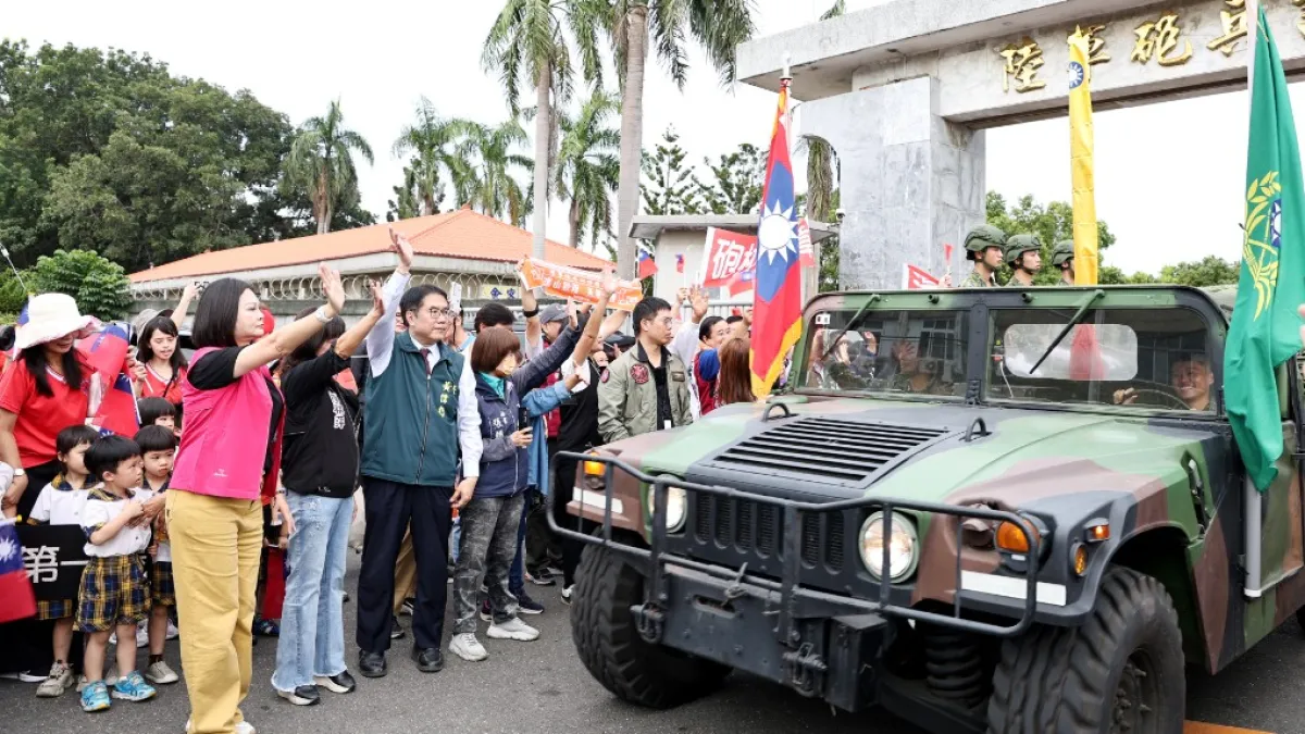 台南市長黃偉哲祝福部隊遷駐關廟新校區順利平安。永康砲校官兵乘坐運輸車緩緩離開舊校區,展開前往關廟新校區的旅程。(圖/台南市府提供)