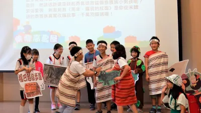 新北市立圖書館總館今(7)日舉辦了一場可愛的新書分享會,由140名三重五華國小的小朋友將自己創作的故事內容「穿」上。(圖/新北市文化局提供)