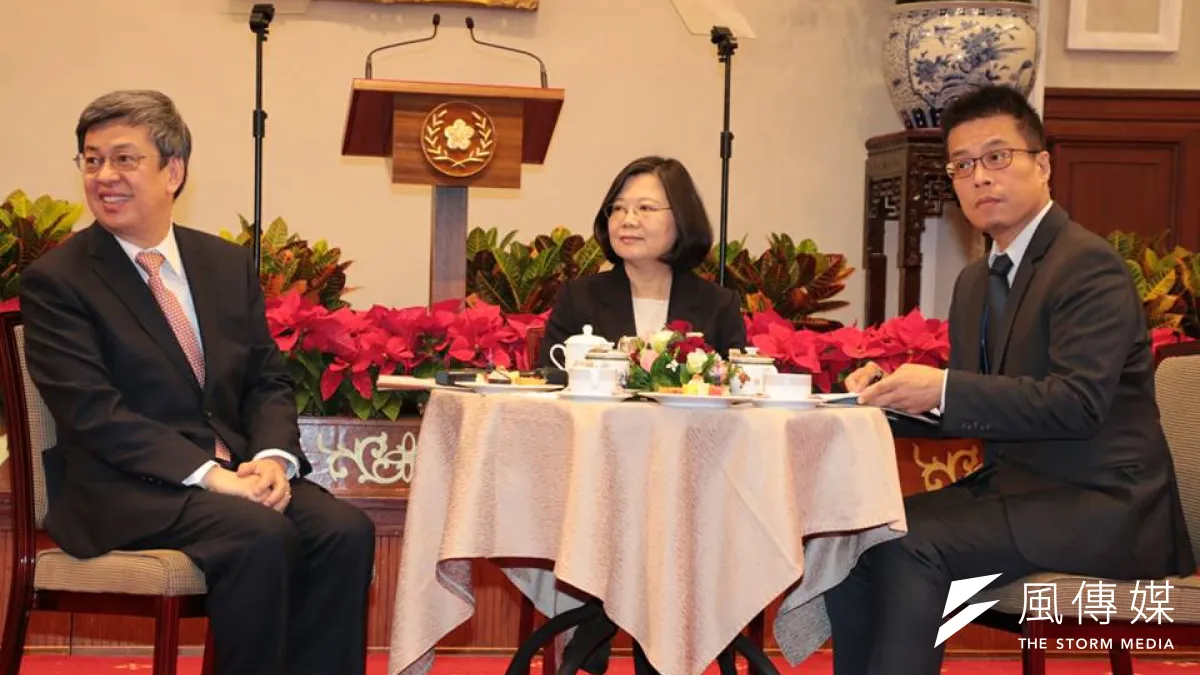蔡英文31日於總統府內與媒體茶敘發表年終談話。(總統府記者聯誼會提供)