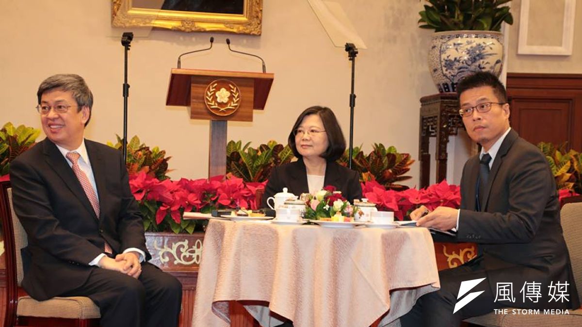 蔡英文31日於總統府內與媒體茶敘發表年終談話。(總統府記者聯誼會提供) 蔡英文31日於總統府內與媒體茶敘發表年終談話。(總統府記者聯誼會提供)