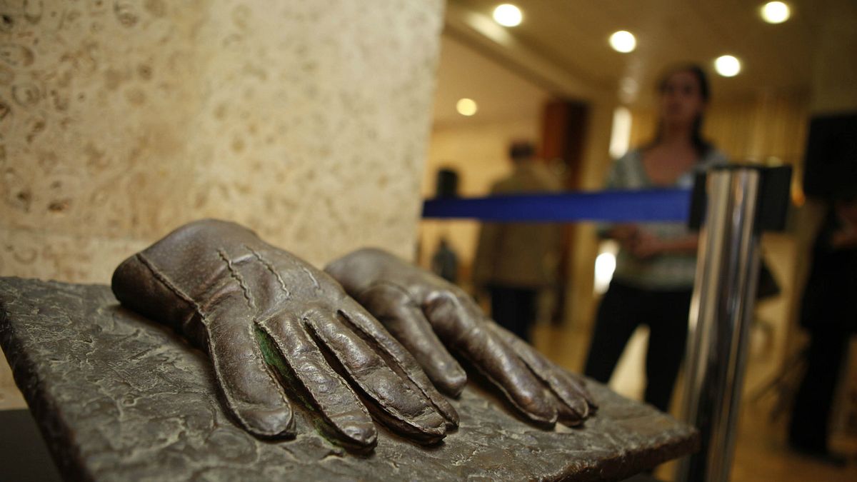 莫薩德特工曾在 1960 年代,將藏身於阿根廷、被稱為「劊子手」的前納粹德國高官阿道夫艾希曼(Adolf Eichmann)綁架回以色列,最終將其公開審判及處刑。相關特工所用的手套的複製品,在該行動成功 50 年後被公開展出。(圖/*CUP) 莫薩德特工曾在 1960 年代,將藏身於阿根廷、被稱為「劊子手」的前納粹德國高官阿道夫艾希曼(Adolf Eichmann)綁架回以色列,最終將其公開審判及處刑。相關特工所用的手套的複製品,在該行動成功 50 年後被公開展出。(圖/*CUP)