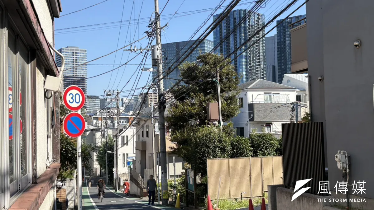 東京都品川區住宅區巷弄,低層住宅後方可見高樓大廈。東京23區中古公寓成交單價二十年翻了一倍,2024年第3季後都心與周邊走勢分開。(溫芳瑜攝)