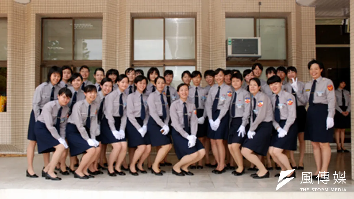為符合聯合國消除對婦女一切形式歧視公約(CEDAW)規定及警察實務需求,行政院會今(27)日通過《警察服制條例》第5條修正草案,刪除女警夏季便服下裝均為褲裙式短裙的規定。(取自警察大學)