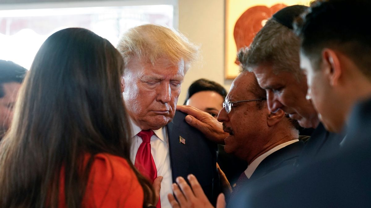 2023年6月13日,川普的官司在邁阿密法院開庭,牧師與他的支持者正在為他祈禱。(美聯社) 2023年6月13日,川普的官司在邁阿密法院開庭,牧師與他的支持者正在為他祈禱。(美聯社)